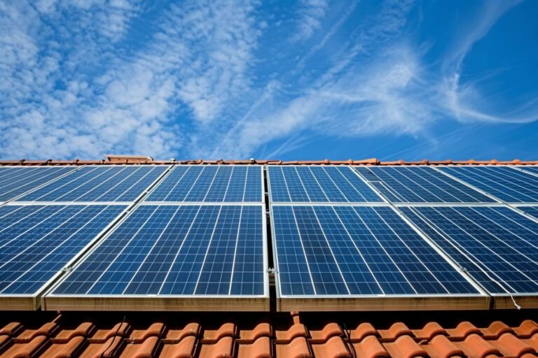 Coût d'installation de panneaux solaires pour une maison de 130m2 : guide des prix 2023