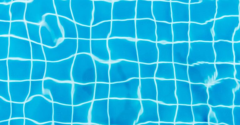 découvrez tout ce qu'il faut savoir sur la filtration de l'eau de piscine : conseils, techniques et produits pour une eau cristalline et saine.